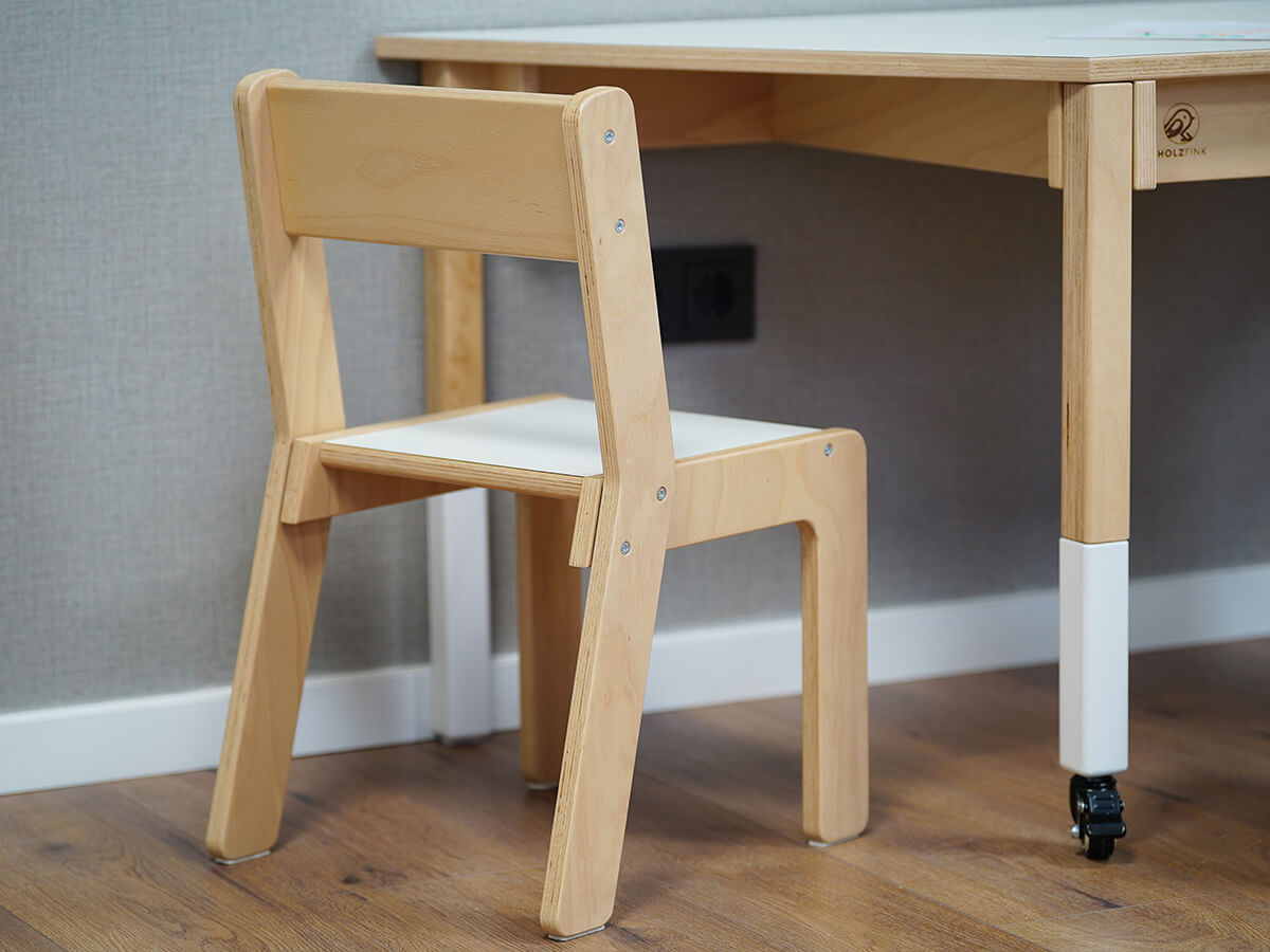 stuhl-maja-mit-trapez-tisch