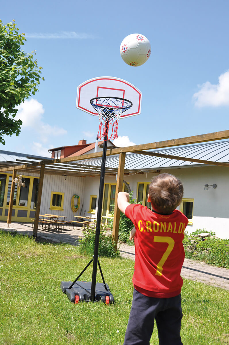 Mobiler Basketballständer für kindergarten-schule