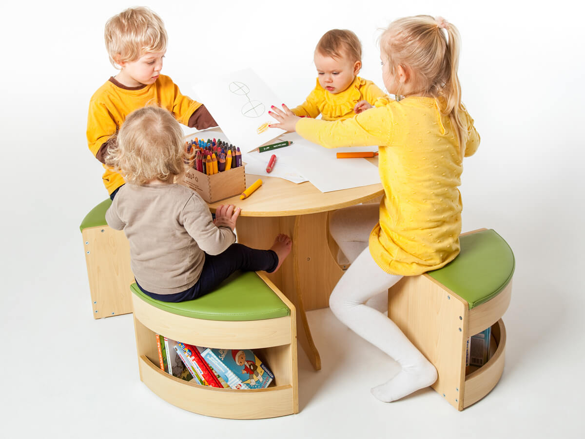 sitzgruppe-mit-rundem-tisch sitzgruppe-kita-möbel