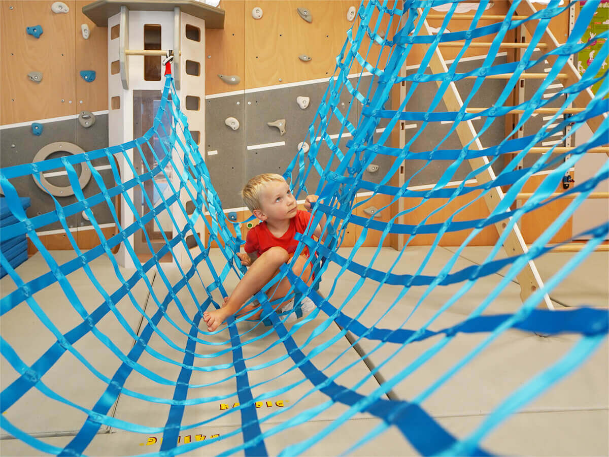 kletternetz-gurtband-bewegungsraum