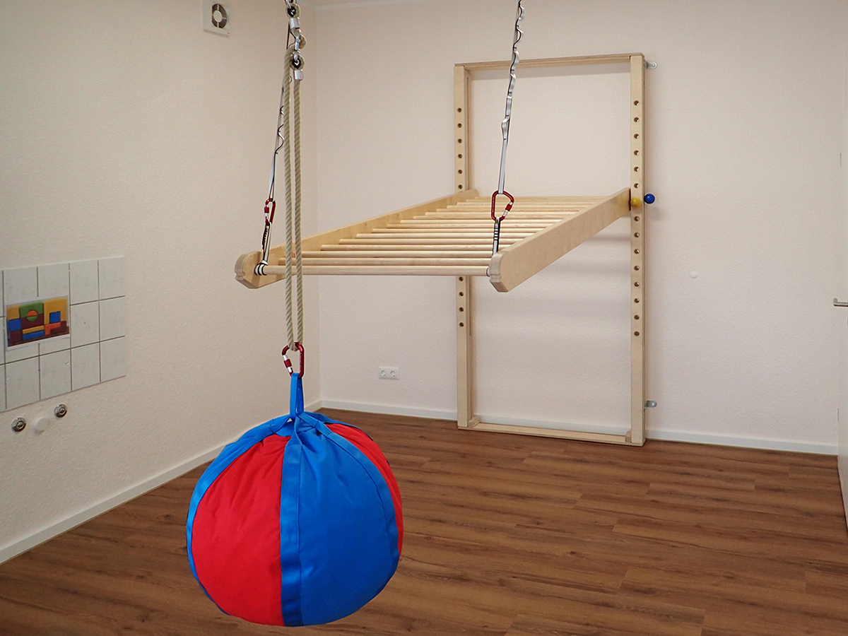 Schaukelball-kita-bewegungsraum