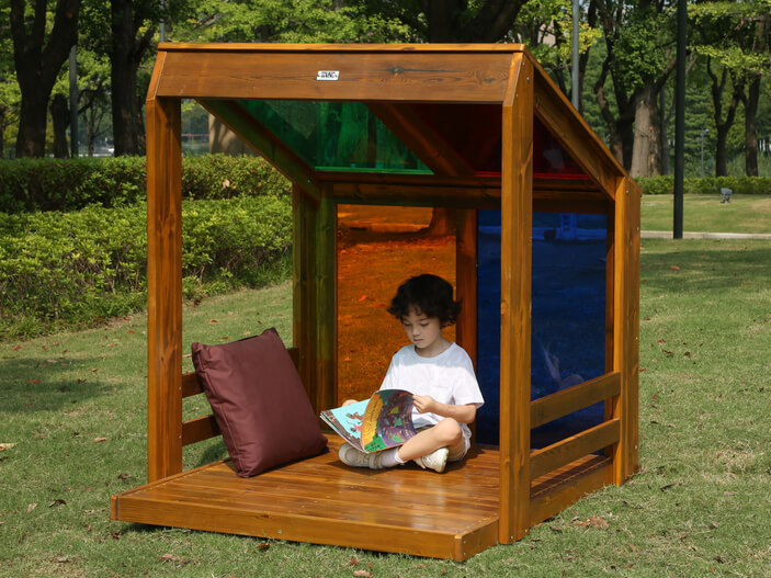 kindergarten-spielhaus-regenbogen-glas