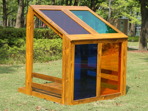 spilhaus-fuer-kinder-buntes-glas