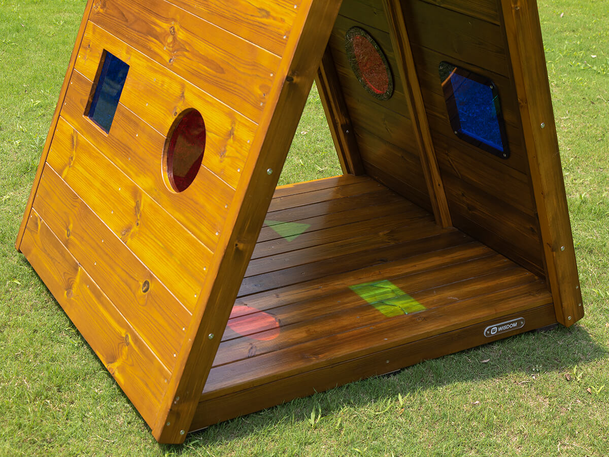 spielhaus-mit-bunden-fenstern