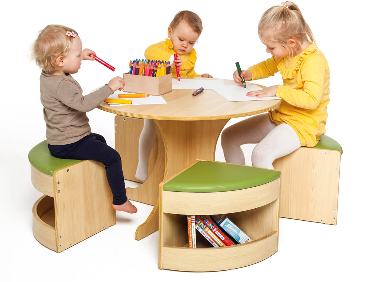 sitzgruppe-mit-rundem-tisch