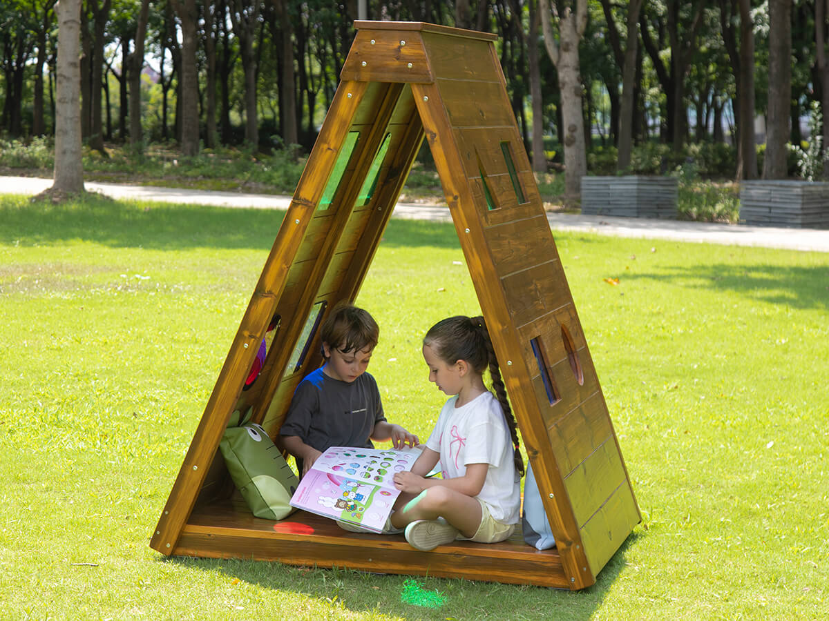 kita-spielhaus-bunte-fenster