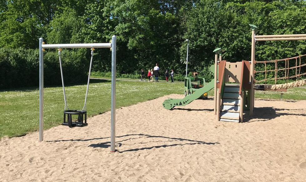 Metallschaukelgestell-mit-babyschaukel Babyschaukel-spielplatzgerät
