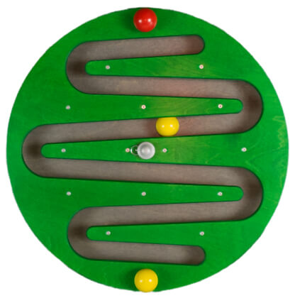  Wandspiel-mit-integrierten-Holzkugeln 