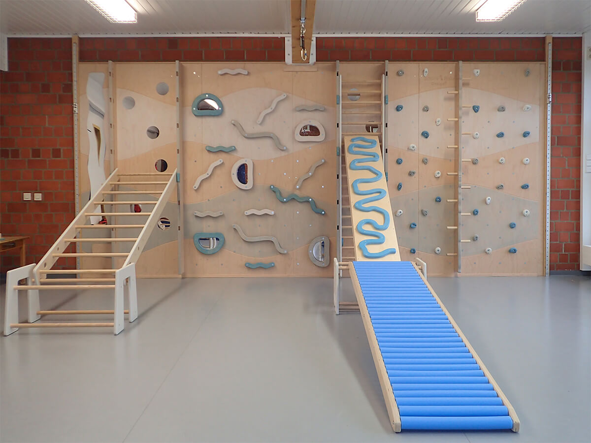 kletterwand-mit-rollenrutschbahn