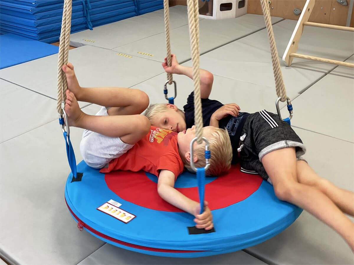 kreisschaukel-gepolstert-bewegung