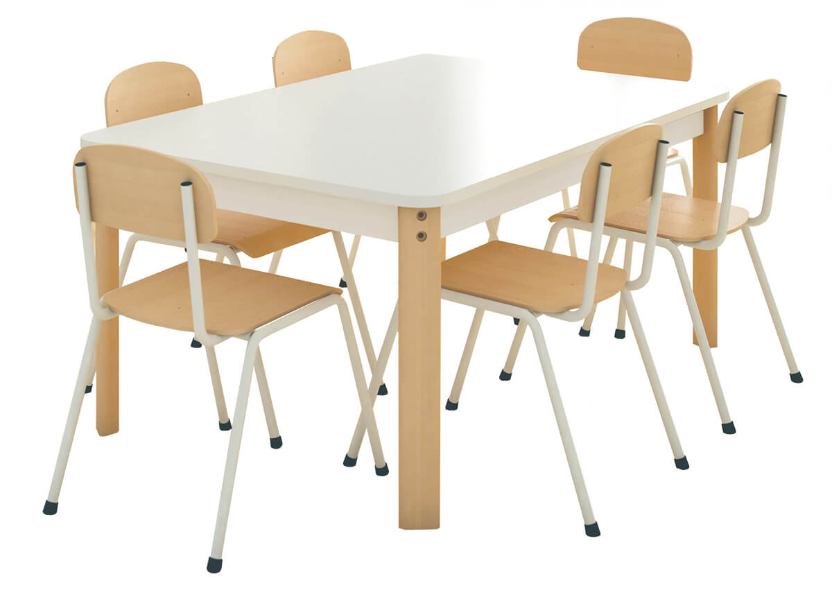 Möbel-Set aus Tisch und Stühlen