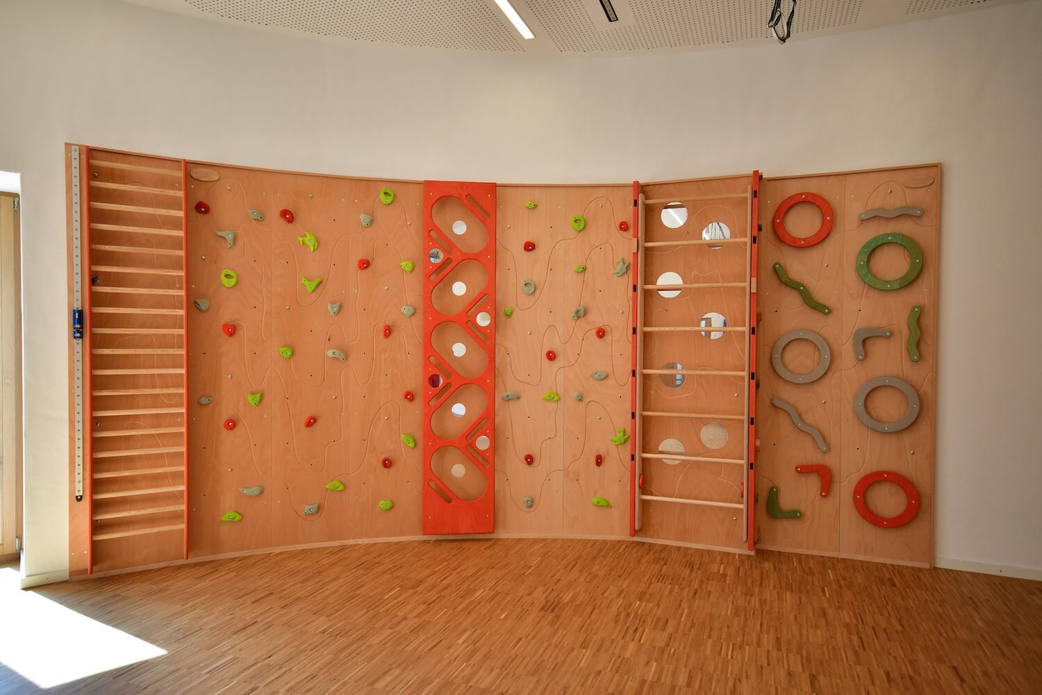 Kletterwand-für-einen-runden-Bewegungsraum