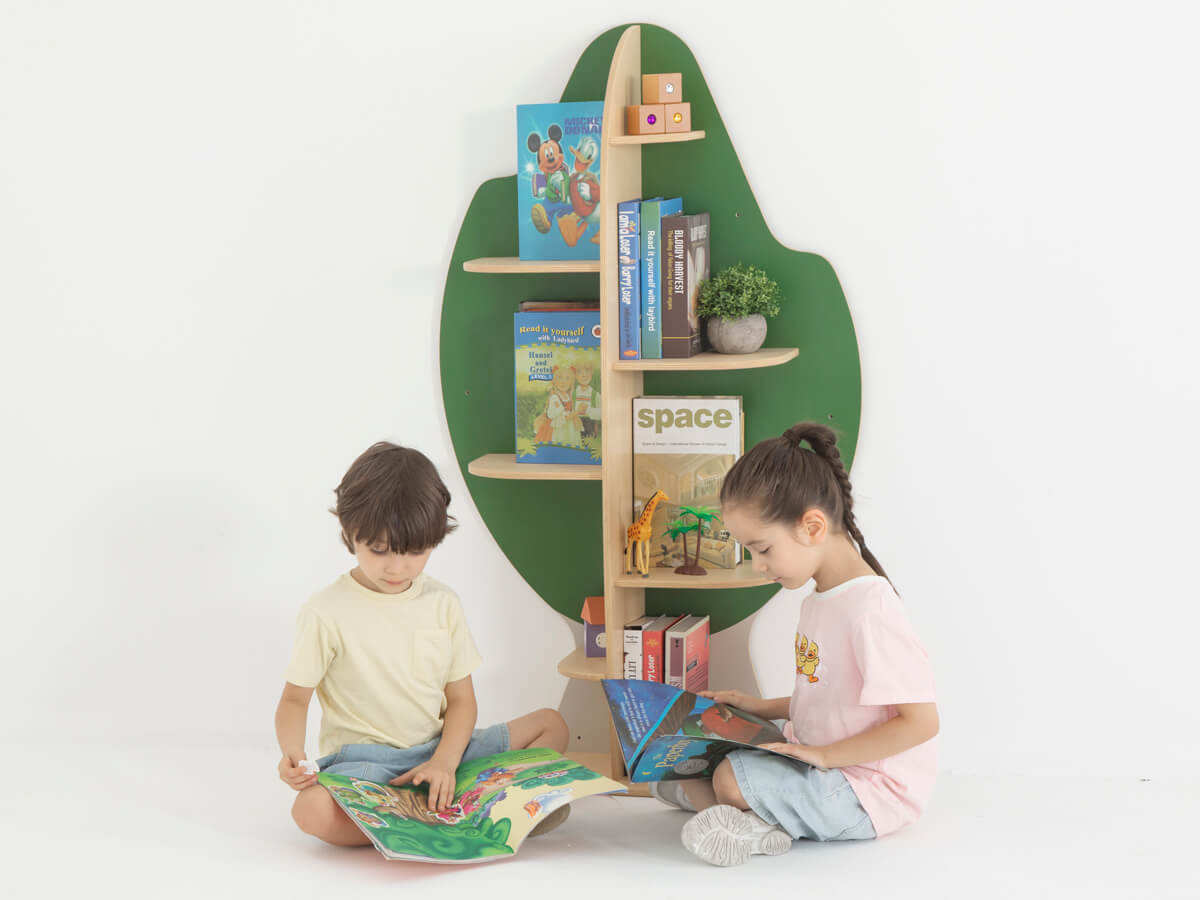 stilvolles-buecherregal-baum-fuer-gruppenraum