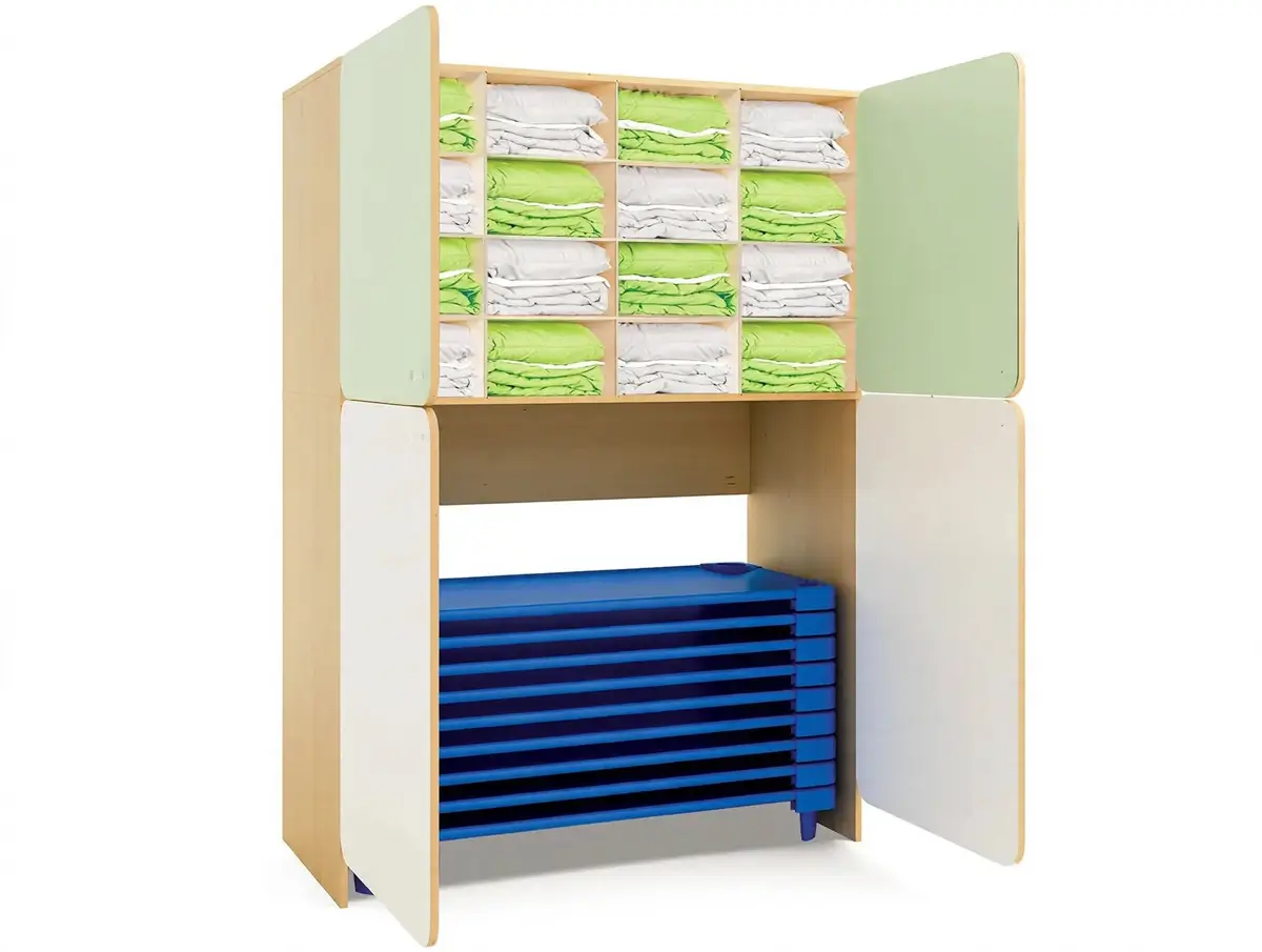 Schrank--Kita-Stapelliegen-Bettweasche-neu