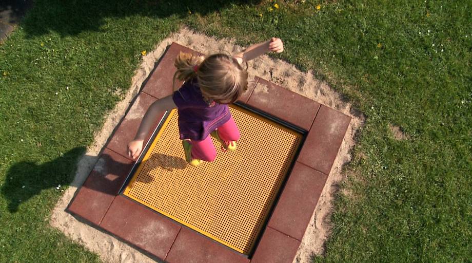 Trampolin Beschnittener Untergrund Ist Gummiteppich, Der Auf Dem Spielplatz  Gespielt Wird, Auf Dem Auf Dem Spielplatz Gummi Spring Stockbild - Bild von  boden, teppich: 226324953