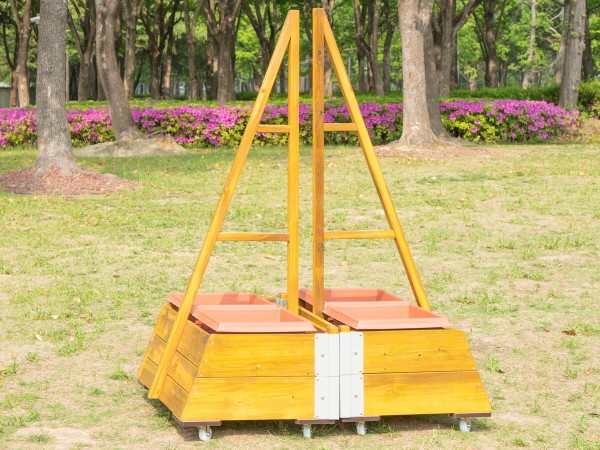 Mobiles Beet mit Dreieckrankgitter für kleine Gärtner