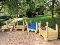 Spielplatzeisenbahn-mit-Rutsche